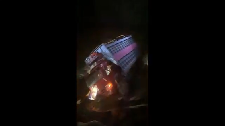 Jembatan Alternatif Masamba-Palopo Roboh, Truk Terjun ke Sungai