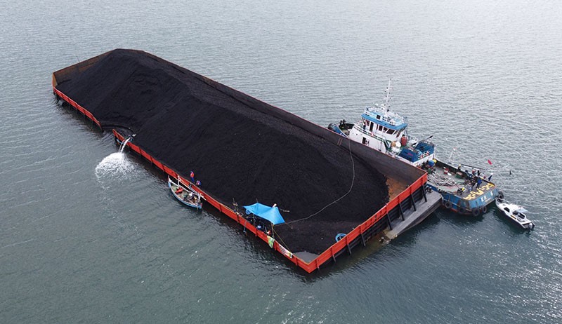 5 Kapal Tongkang Dihantam Gelombang, Terseret ke Pantai Palabuhanratu Sukabumi