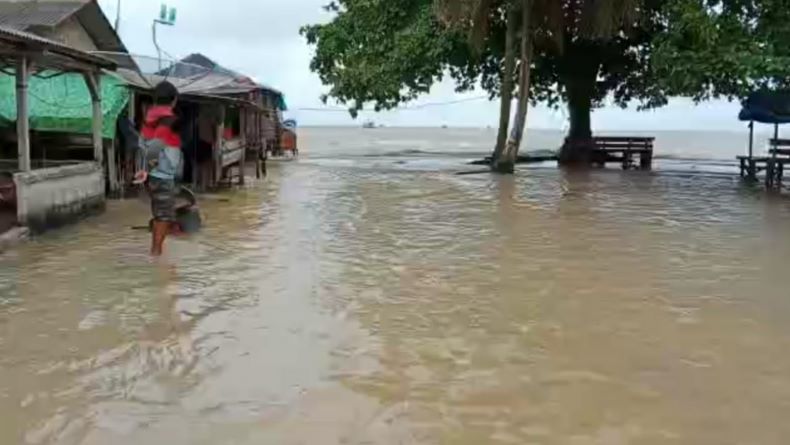 Banjir Rob Terjang Desa Rajik Bangka Selatan, Warga Terpaksa Mengungsi