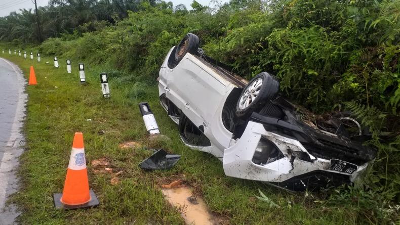 Jalanan Licin Pascahujan, Mobil Minibus di Bangka Selatan Terbalik