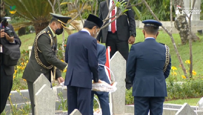 Hari Pahlawan, Jokowi Tabur Bunga di Makam BJ Habibie hingga Ani Yudhoyono