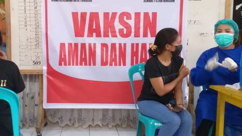 Nakes di Ambon Mulai Vaksinasi Covid-19 Door to Door
