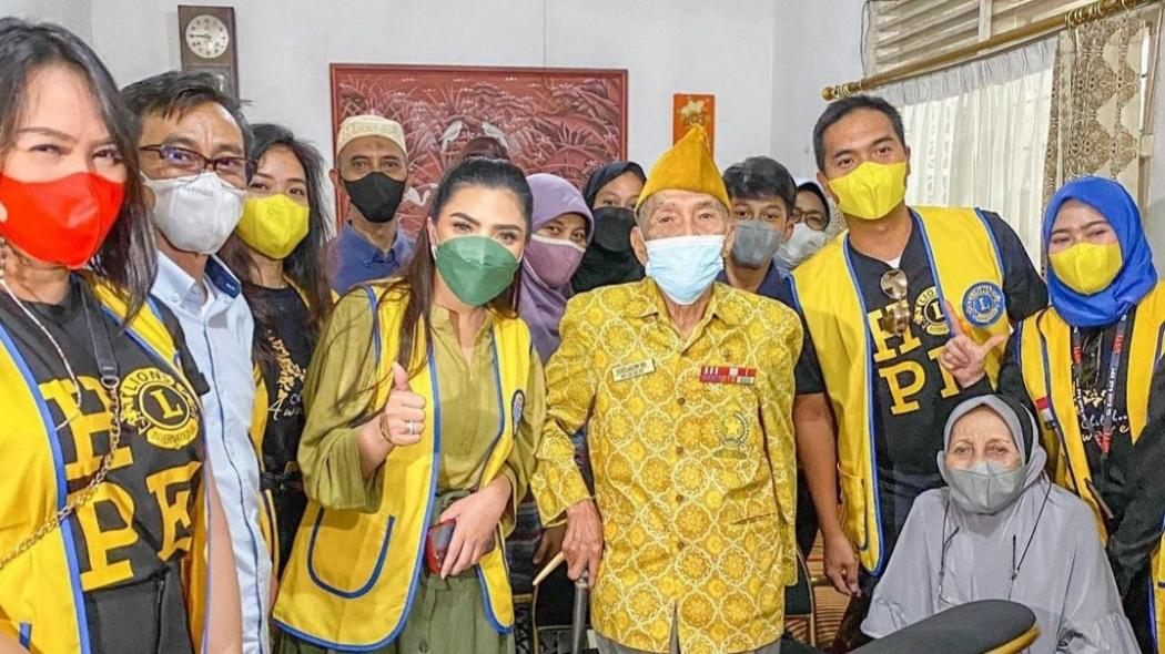 Memperingati Hari Pahlawan, Ashanty Kunjungi Veteran Perang Berusia 93 Tahun 