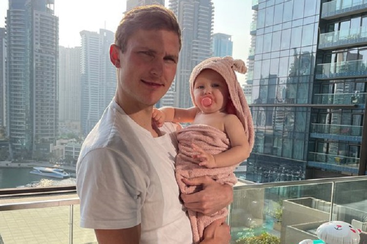Viktor Axelsen Boyong Putrinya ke Bali, Netizen: Ya Ampun Lucu Banget!