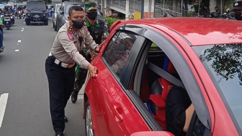 Ibu Muda Menangis Mobilnya Mogok di Salemba, Anggota TNI dan Polisi Turun Tangan
