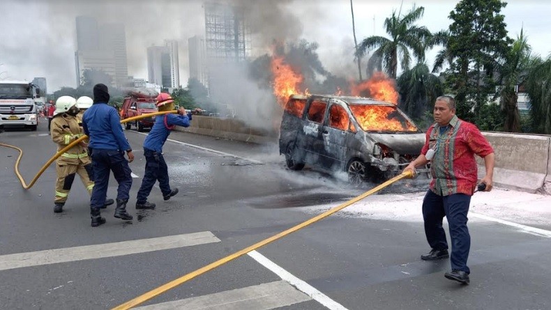 Baru Keluar dari Bengkel, Mobil Hangus Terbakar di Tol JORR Cilandak