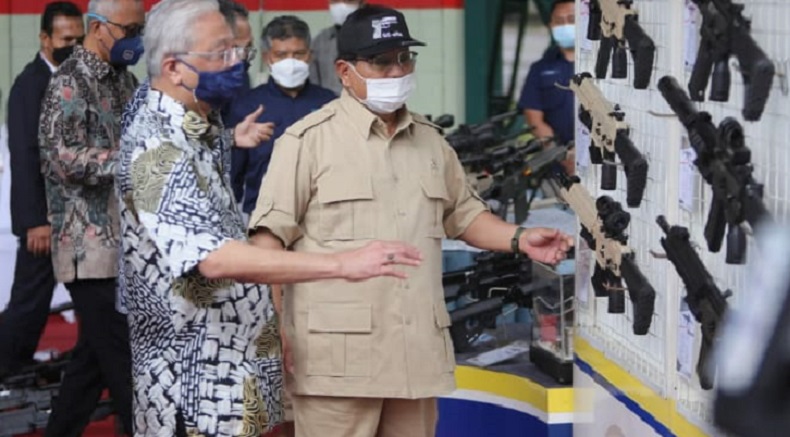 Prabowo Dampingi PM Malaysia Lihat Alutsista Modern PT Pindad