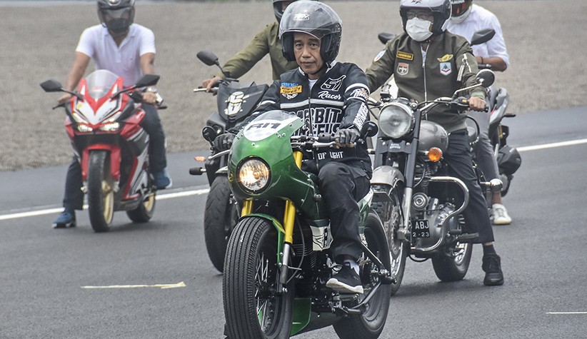  Begini Gaya Presiden Jokowi saat Jajal Sirkuit Mandalika 