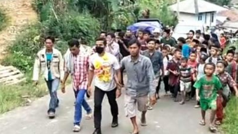  Usai Jalani Pendidikan Prajurit TNI AD, Anak Penjual Gula Ini Diarak Warga saat Pulang Kampung