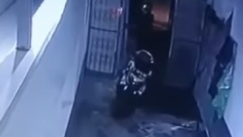 Detik-detik Pencuri Motor Beraksi di Tempat Kos di Cimahi Terekam CCTV