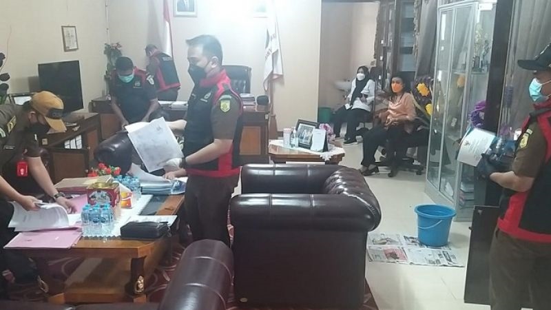 Tim Penyidik Kejaksaaan Geledah Ruang Kerja Sekda Seram Bagian Barat