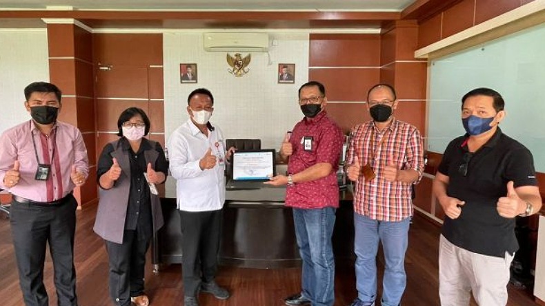 PLN Suluttenggo Beri Penghargaan Pahlawan Listrik