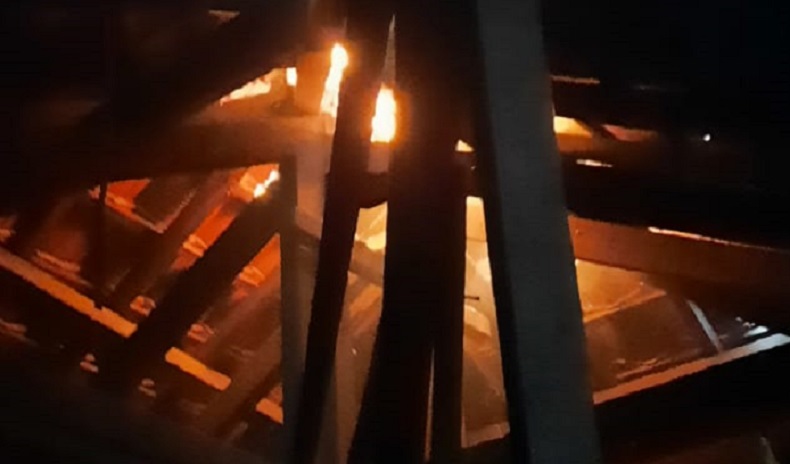 Tersambar Petir, Satu Rumah di Pasar Rebo Hangus Terbakar