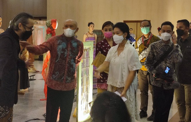 Hadiri Pameran Fashion KRTA, Menkop Teten: Kita Ingin Tampilkan Model Seperti Ini di G20