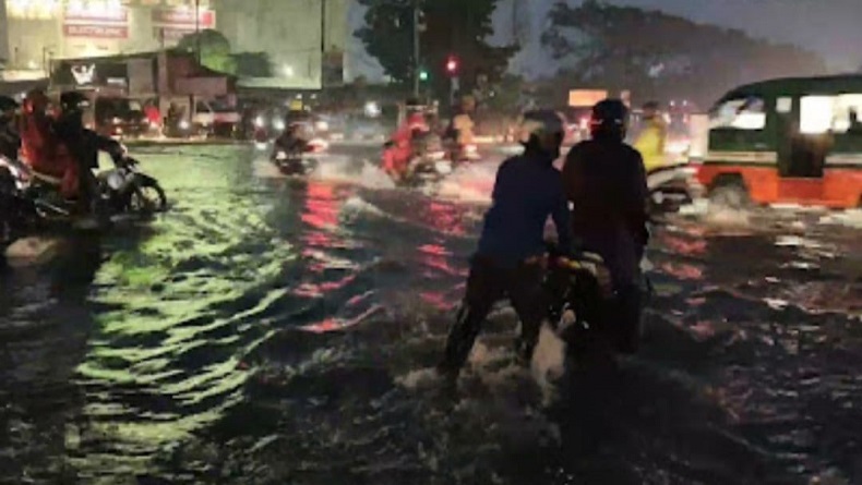Banjir Cileuncang Landa Jalan Soekarno-Hatta Kota Bandung, Mobil dan Motor Mogok
