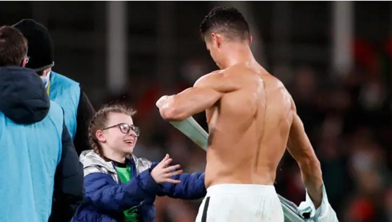 Bikin Salut! Ini yang Dikatakan Cristiano Ronaldo ke Bocah Penyusup Laga Portugal Vs Republik Irlandia