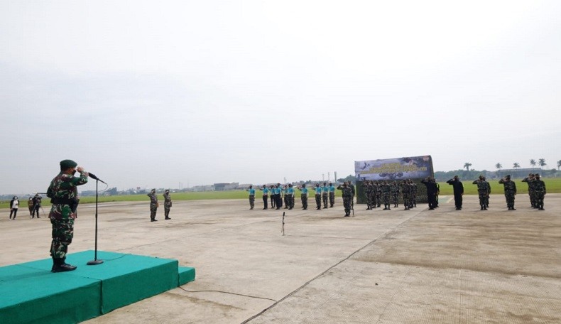 Aksi Prajurit Kostrad Terjun Payung di Tangerang Selatan, Ini Penampakannya