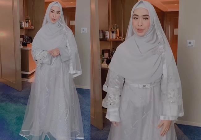 Oki Setiana Dewi Anggun Kenakan Gaun Silver di Resepsi Ria Ricis dan Teuku Ryan