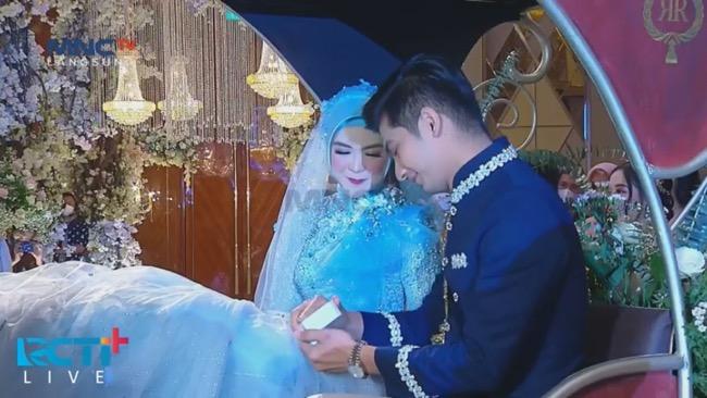 Ria Ricis dan Teuku Ryan Hadirkan Kereta Kencana di Pesta Resepsi ala Kerajaan