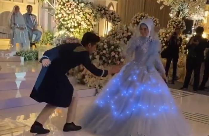 Ria Ricis Kenakan Gaun Biru Bersinar Bak Cinderella, Berdansa dengan Teuku Ryan