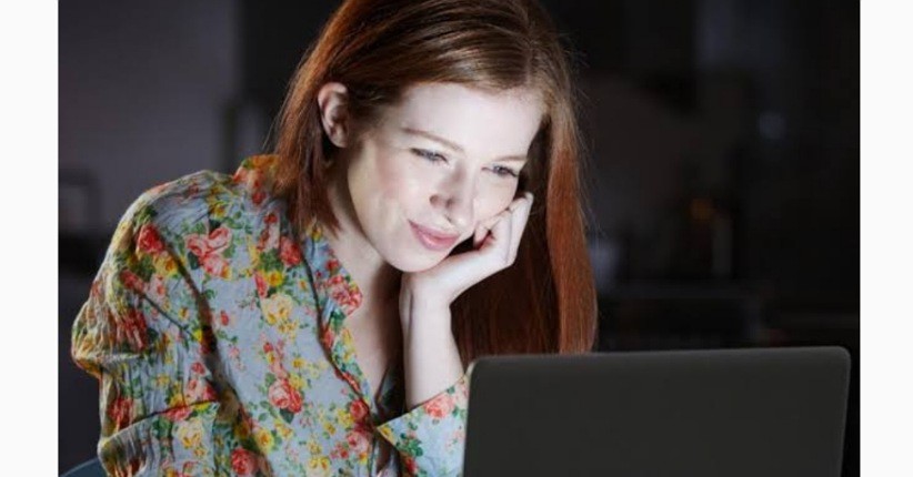 Cara Menjaga Kesehatan Kulit Wajah dari Paparan Sinar Biru Laptop dan Ponsel