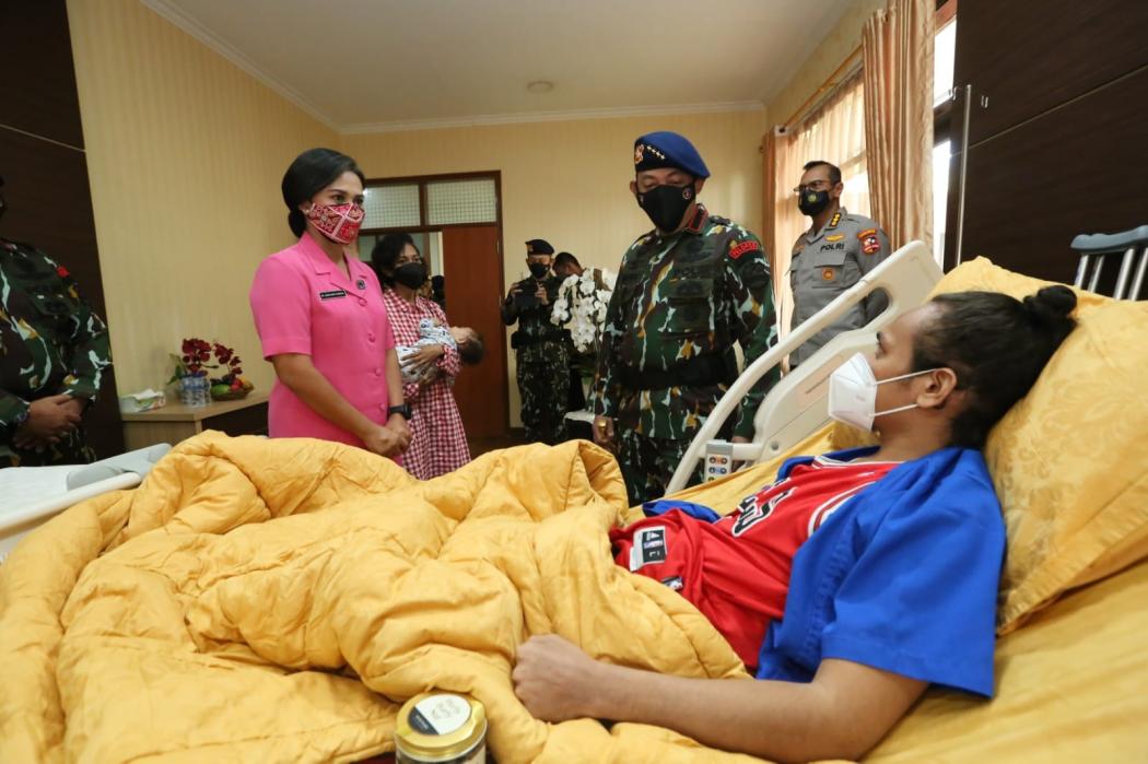 HUT ke-76 Brimob, Kapolri Jenguk Anggota yang Terluka saat Bertugas
