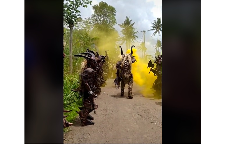 Viral Rombongan Pengantin Diarak Monster, Netizen: Berasa Nikah Sama Pangeran Demit