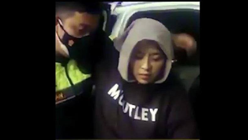 Aksi Heroik Polisi Selamatkan Ibu Hamil yang Pendarahan di Rest Area Tol Jakarta-Cikampek 
