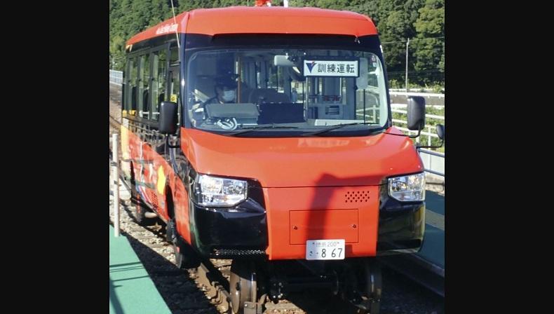 Unik, Moda Transportasi Perpaduan Bus dan Kereta Bisa di Rel juga Jalan Raya