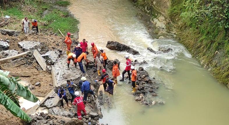 Talut Rumah di Pinggir Sungai Roboh, Pekerja Bangunan Tewas Tertimbun Material 