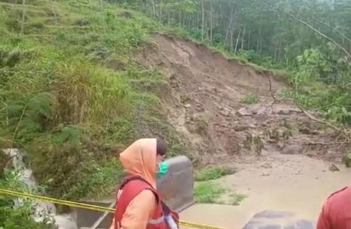 Longsoran Bukit di Kulonprogo Tutup Jalur Wisata Kedung Pedut-Pengasih