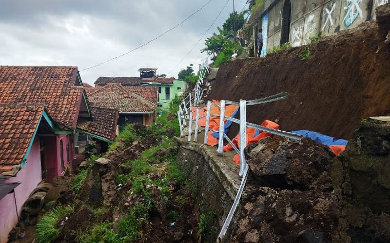 Kontur Tanah Sukanagara Lembang Labil dan Rawan Longsor, BPBD KBB: Warga Diminta Mengungsi