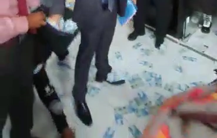 Merasa Ada Intervensi, Pengacara Ini Sebar Uang Rp40 Juta di Kantor Polisi 