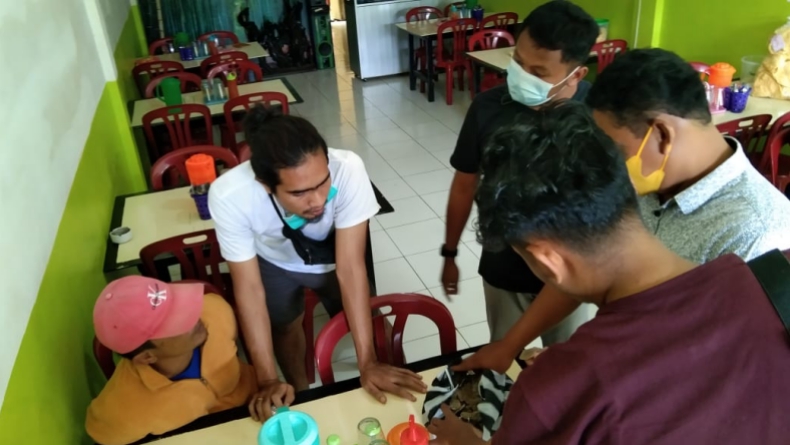 Asyik Makan di Warung, Penjual Sisik Trenggiling Asal Agam Kaget Ditangkap