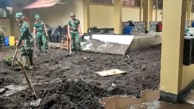 SMAN 1 Lembang KBB Diterjang Banjir Bandang, Puluhan Komputer Rusak