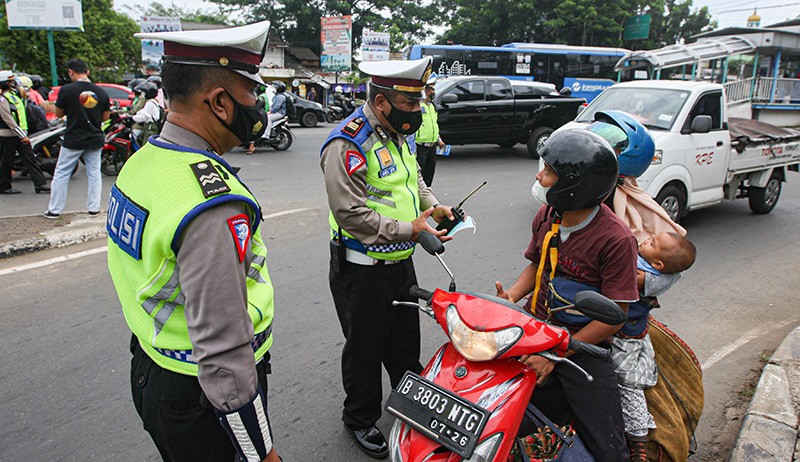 Operasi Zebra Jaya, Polisi Tertibkan Parkir Liar di Pelabuhan