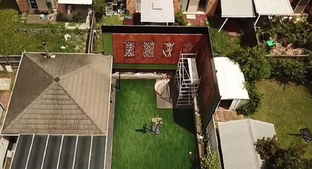 Pria Ini Bangun Pagar Setinggi 5,6 Meter, Halangi Sinar Matahari ke Tetangga Sekitar