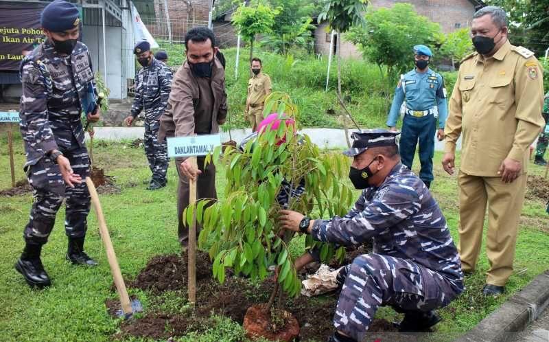 TNI AL Tanam 200 Pohon dan Tebar 15.000 Benih Ikan di Embung Giriroto Boyolali