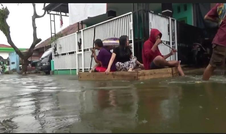 Banjir Rob di Pekalongan Semakin Parah, Puluhan Lansia dan Anak Dievakuasi ke Pengungsian