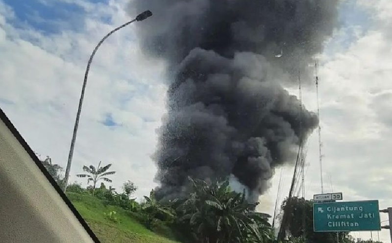 Kebakaran Hanguskan Lapak Pedagang di Pasar Rebo, Asap Hitam Pekat Membubung Tinggi