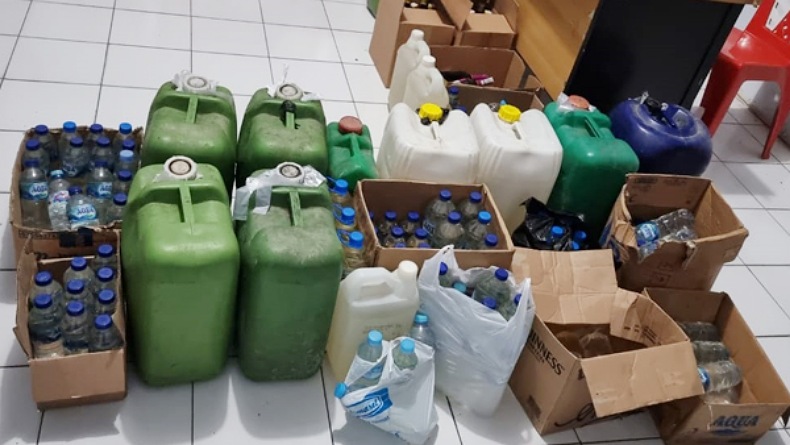 Razia PPKM di Purbalingga, Satpol PP Sita Ratusan Botol Miras dan Puluhan Liter Tuak