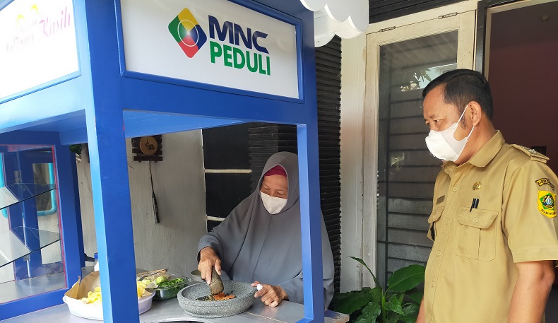 Warga Dapat Bantuan Gerobak Usaha dari MNC Peduli, Kades Parakan Jaya : Sangat Bermanfaat 
