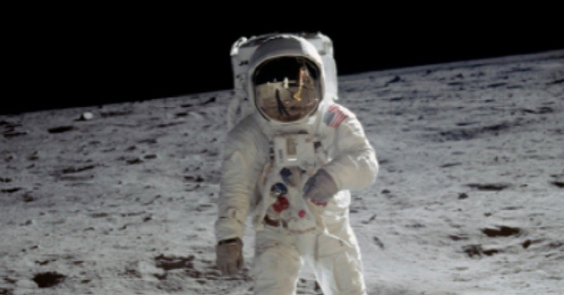 5 Objek yang Pernah Ditinggalkan Manusia di Bulan, Ada Kotoran Para Astronot
