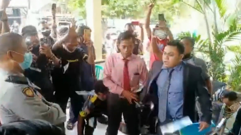 Terungkap, Ini Alasan Pengacara di Banyuwangi Hamburkan Uang Rp40 Juta di Polsek