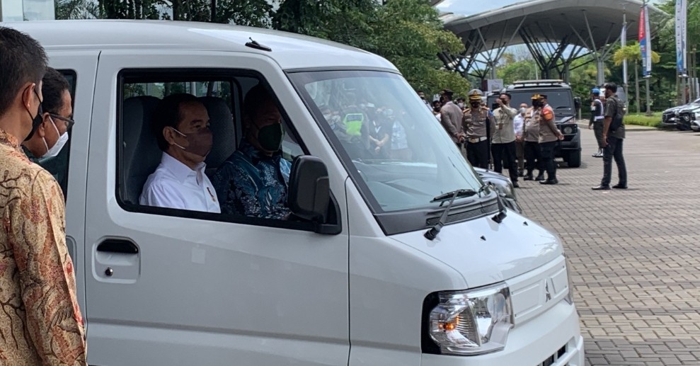 Kunjungi GIIAS 2021, Presiden Jokowi Jajal Mobil Listrik Mungil Mitsubishi