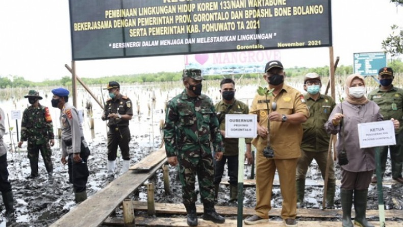 Pemprov Gorontalo dan Korem 133 Tanam 53.000 Mangrove di Pohuwato