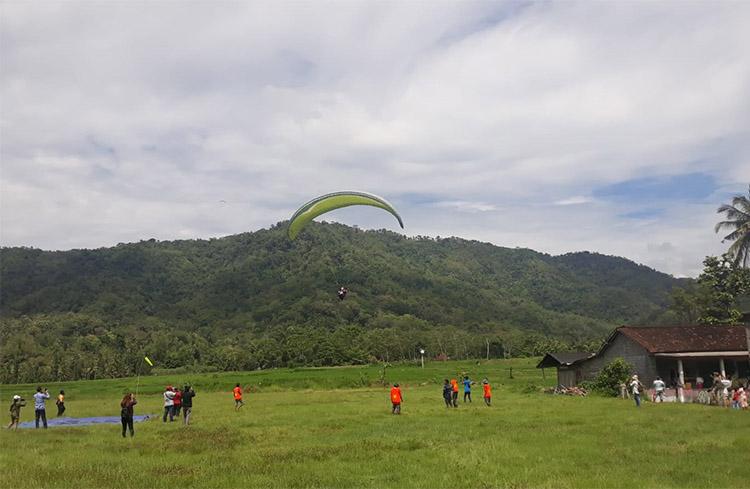 Puluhan Pelayang Hiasi Langit Kulonprogo, Paralayang Jadi Destinasi Wisata Baru