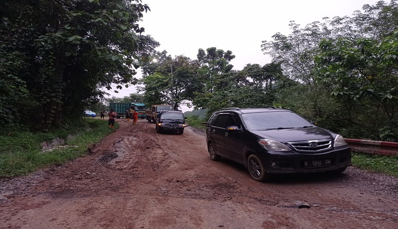 Jalur Cipatat-Saguling KBB Masih Rawan Longsor Susulan, Kendaraan Melintas Dibatasi