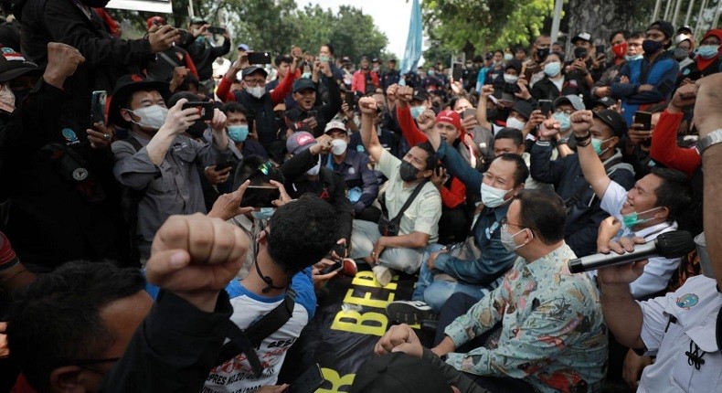 Anies Temui Massa Aksi Tuntut Kenaikan UMP, Buruh : Hidup Presiden