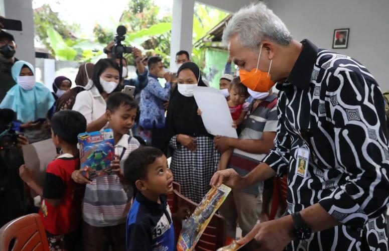 Begini Cara Ganjar Hibur Anak-anak di Pengungsian Desa Karanggintung Cilacap